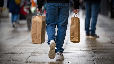 Die rasant steigenden Preise wirken sich auf das Einkaufsverhalten der Menschen in Deutschland aus.