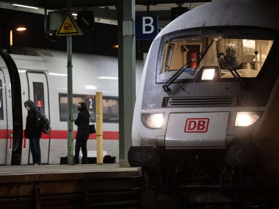 In den Osterferien zählte die Deutsche Bahn erstmals wieder so viele Fahrgäste wie vor der Corona-Pandemie.