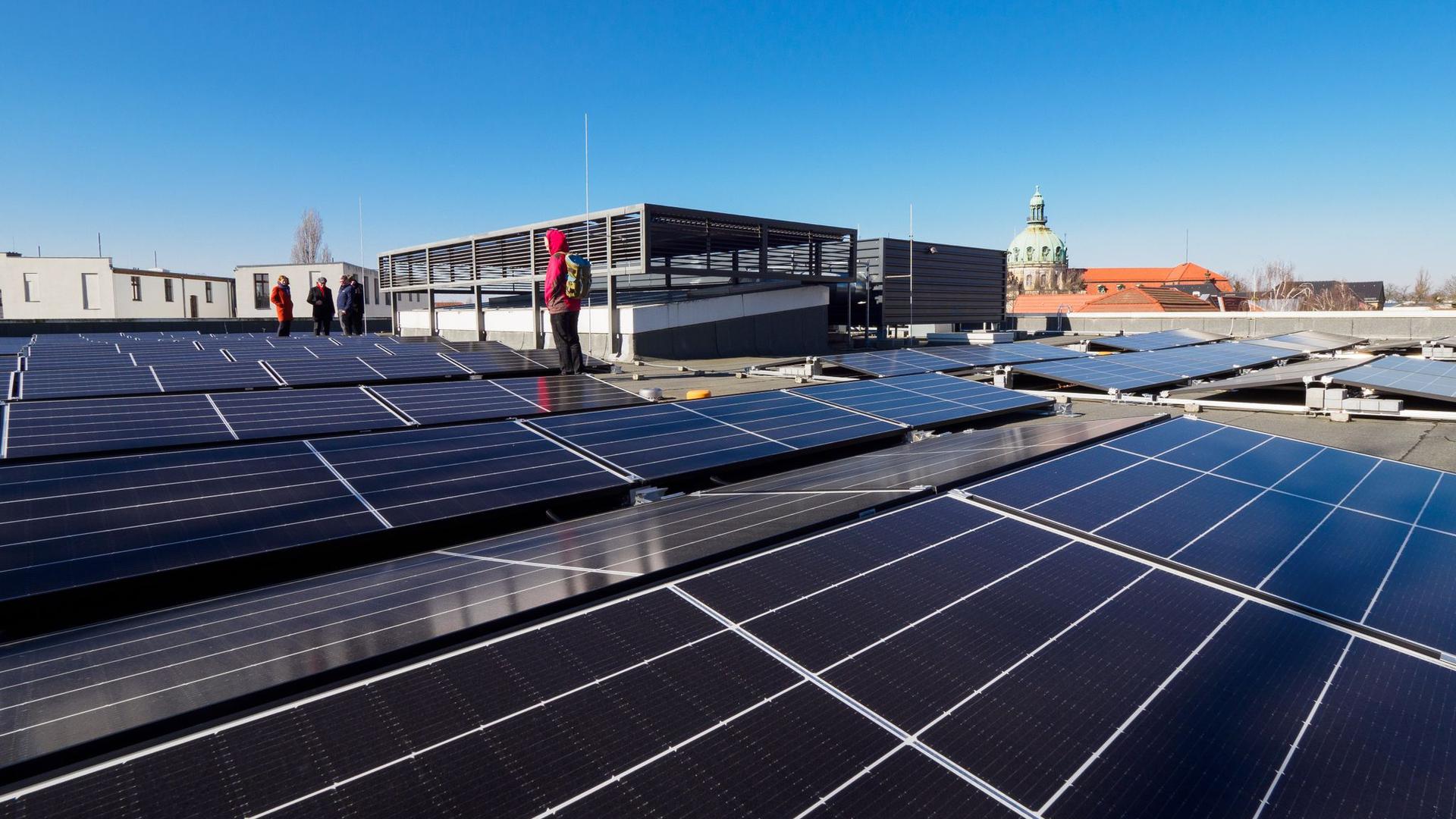 Eine Photovoltaik-Anlage wurde auf einer Schule in Potsdam installiert.