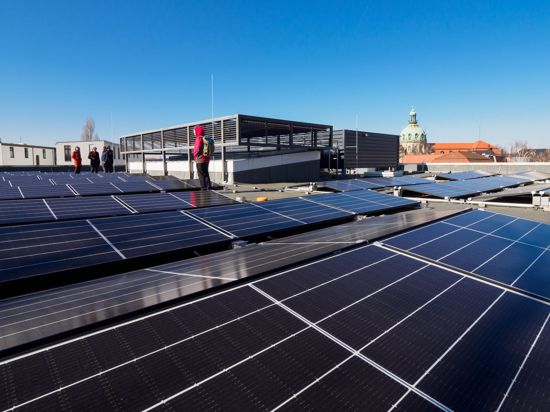 Eine Photovoltaik-Anlage wurde auf einer Schule in Potsdam installiert.