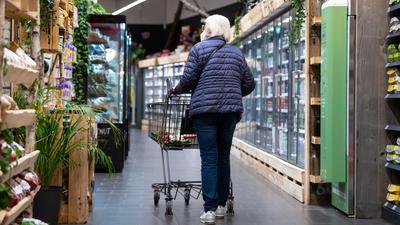 Der Ukraine-Krieg und die hohen Inflationsraten sorgen für deutliche Veränderungen im Einkaufsverhalten der Menschen in Deutschland.