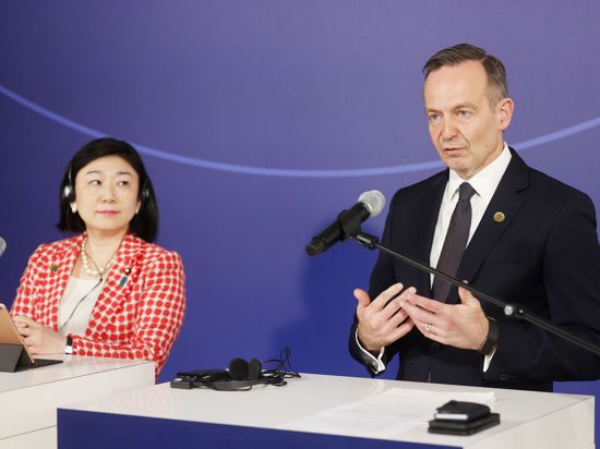 „Wir müssen an den Klimawandel denken“: Japans Digitalministerin Karen Makishima und Bundesdigitalminister Volker Wissing in Düsseldorf.
