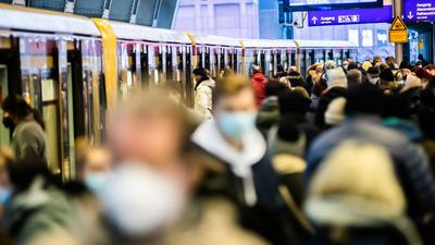 Bundesverkehrsminister Wissung sieht „Anpassungsbedarf für die Maskenpflicht in Bussen und Bahnen“.