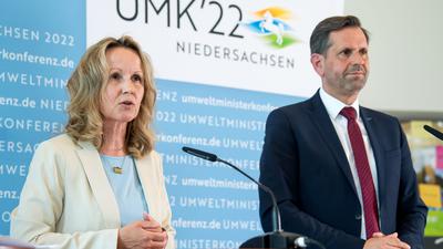 Bundesumweltministerin Steffi Lemke und Niedersachsens Umweltminister Olaf Lies geben in Wilhelmshaven eine Pressekonferenz.