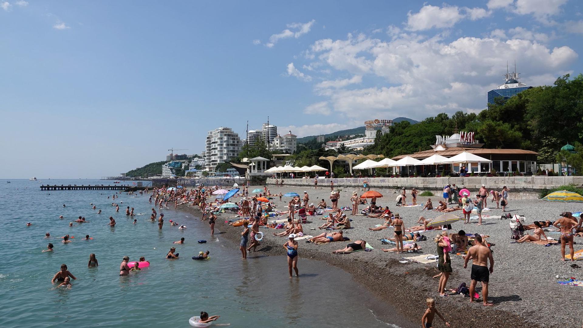 Beliebter Schwarzmeer-Kurort: Urlauber baden am Strand von Jalta.