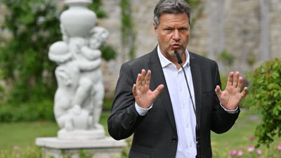 Bundeswirtschaftsminister Robert Habeck (Bündnis90/Die Grünen) spricht im Garten von Schloss Ettersburg zur Presse.