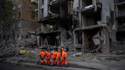 Arbeiter eines Aufräumtrupps agieren vor einem Gebäude nach einer Explosion in Kiew: Die führenden westlichen Industrienationen (G7) beraten über milliardenschwere Zuschüsse für die Ukraine.
