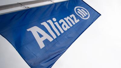 Eine Fahne mit dem Logo und dem Schriftzug der Allianz in München: Der Versicherungskonzern hat wegen eines Rechtsstreits mit Großanlegern in den USA einen Milliardenvergleich geschlossen.