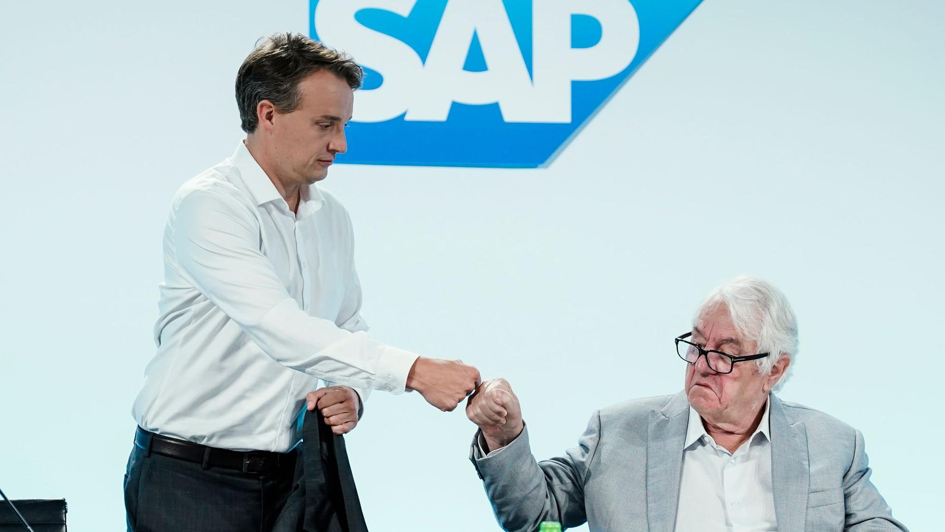 Hasso Plattner (r), Vorsitzender des Aufsichtsrats der SAP SE, und Christian Klein, Vorstandssprecher des Softwarekonzerns SAP, begrüßen sich vor der Hauptversammlung des Softwarekonzerns SAP.