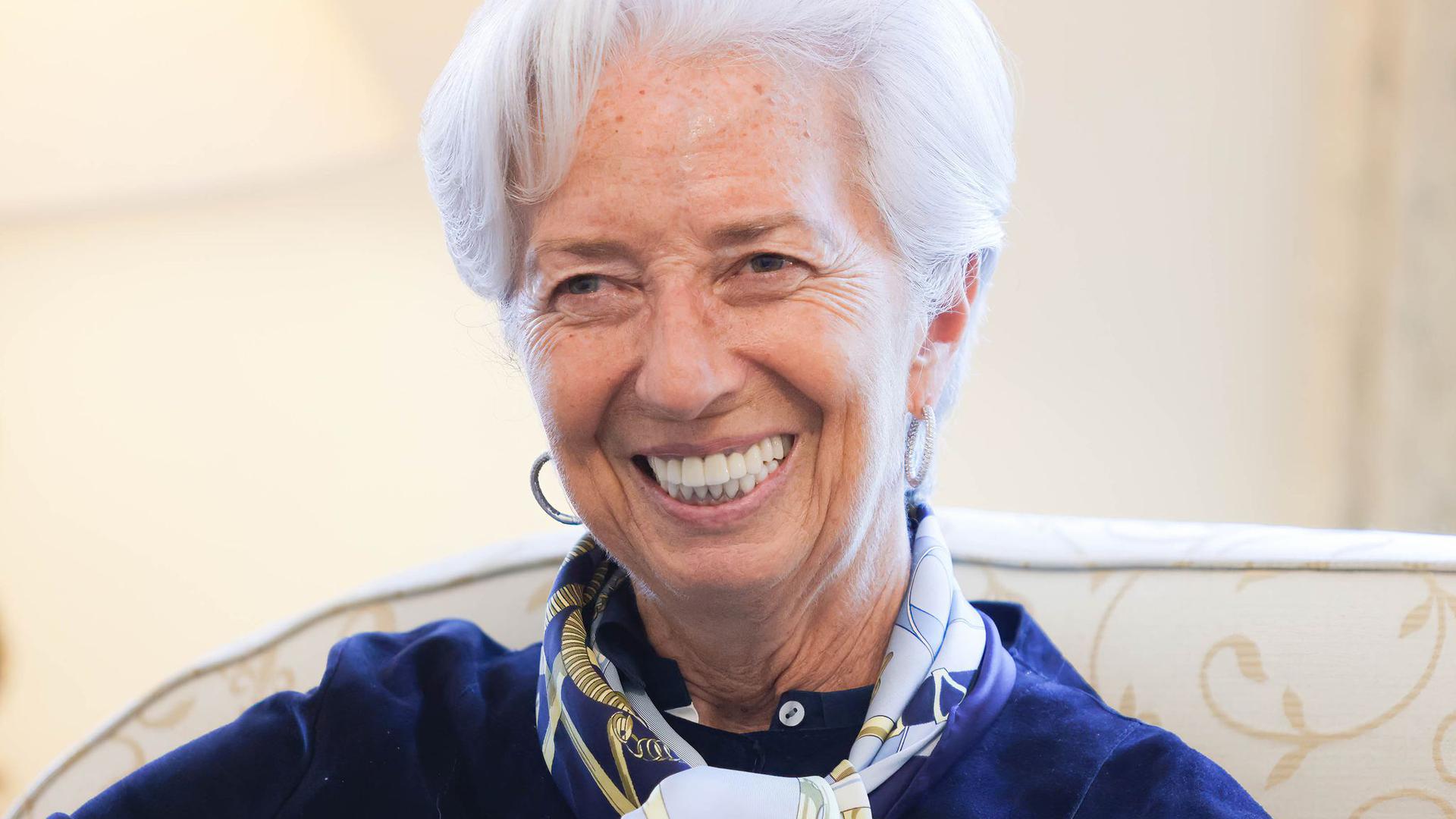 EZB-Präsidentin Christine Lagarde spricht von einer möglichen Anhebung der Zinssätze im Juli.