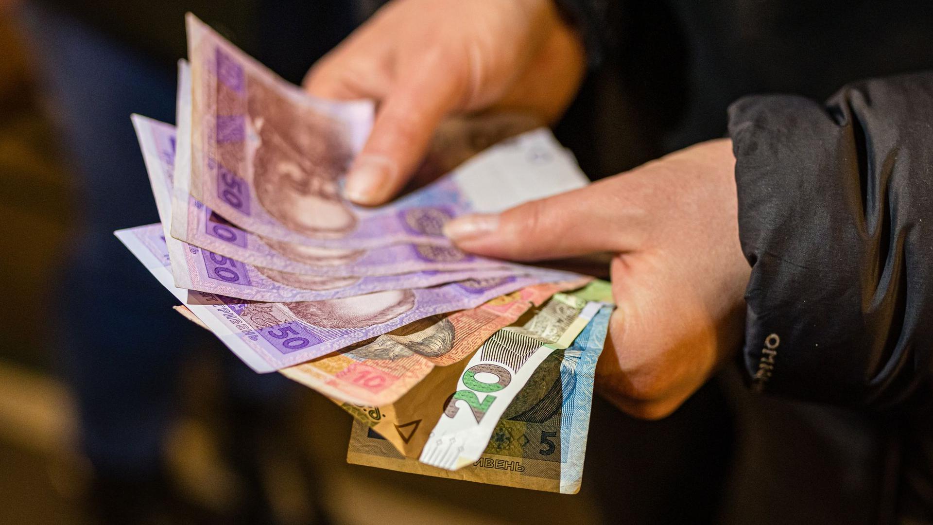 Flüchtlinge aus der Ukraine können bei Banken und Sparkassen in Deutschland nun ihre Landeswährung in Euro umtauschen.