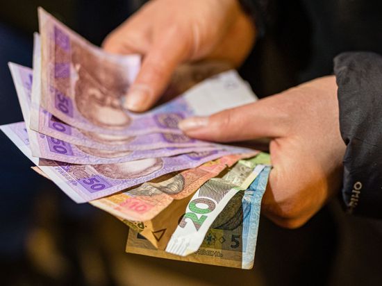 Flüchtlinge aus der Ukraine können bei Banken und Sparkassen in Deutschland nun ihre Landeswährung in Euro umtauschen.