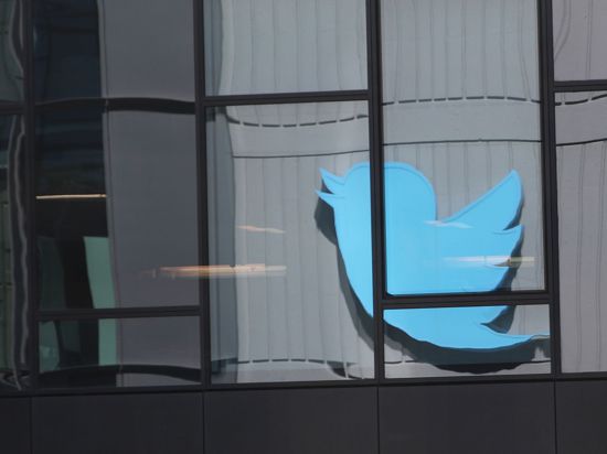 Das Logo des Kurznachrichtendienstes Twitter spiegelt sich in einer Fensterfassade in San Francisco.