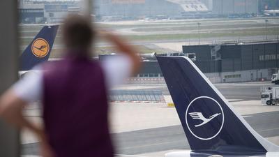 Die Lufthansa sieht die Durchsetzung der Maskenpflicht nun als Sicherheitsrisiko.