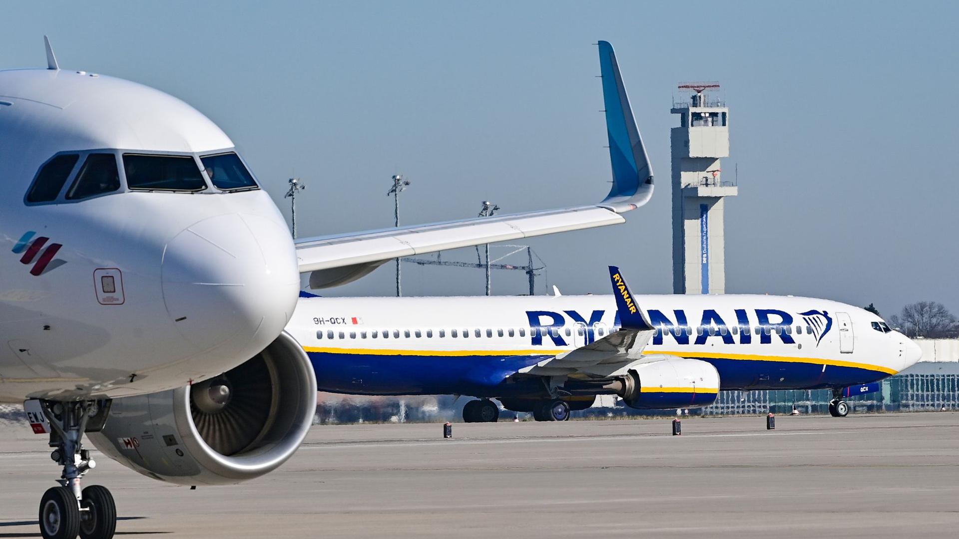 Ein Passagierflugzeug der Ryanair am Hauptstadtflughafen BER.