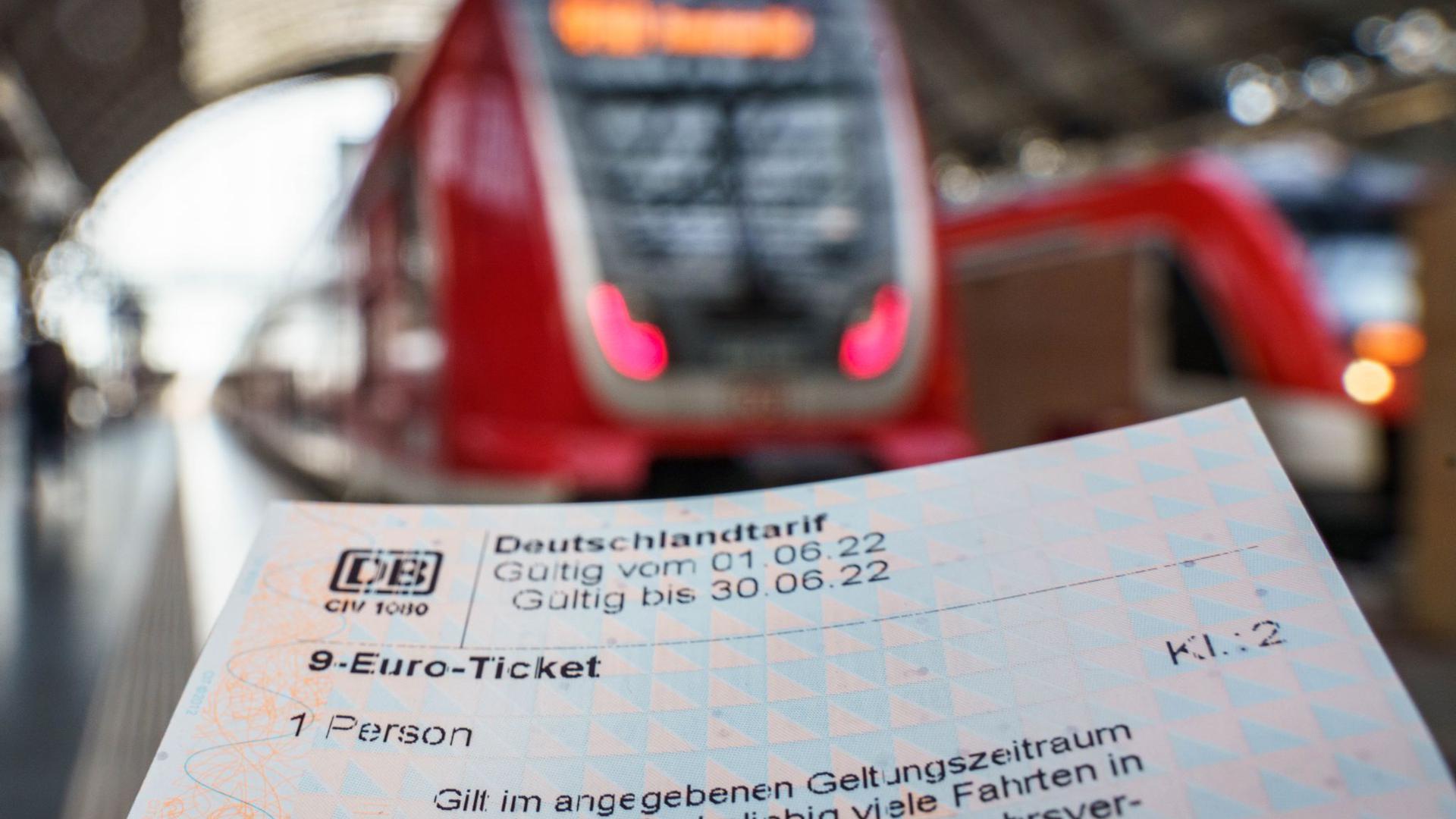 Ein frisch erworbenes 9-Euro-Ticket, aufgenommen im Frankfurter Hauptbahnhof.