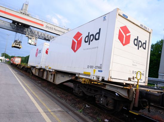 Die zwei ersten DPD-Container sind in Hamburg auf einen Güterzug verladen.