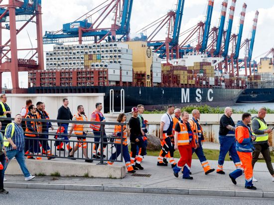 Hafenarbeiter am Donnerstag auf dem Weg zu einer Streikversammlung in Hamburg.