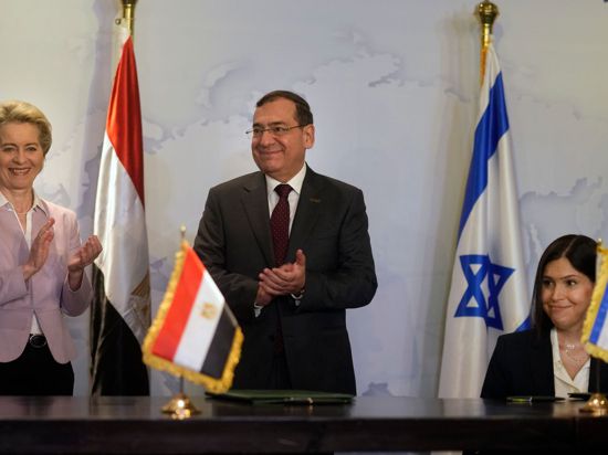 Deal in Kairo: EU-Kommissionspräsidentin Ursula von der Leyen, der ägyptische Erdölminister Tarek El-Molla und Israels Energieministerin Karine Elharrar.