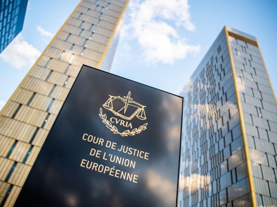 Ein Schild mit der Aufschrift „Cour de Justice de l'union Européene“ steht vor dem Europäischen Gerichtshof im Europaviertel.