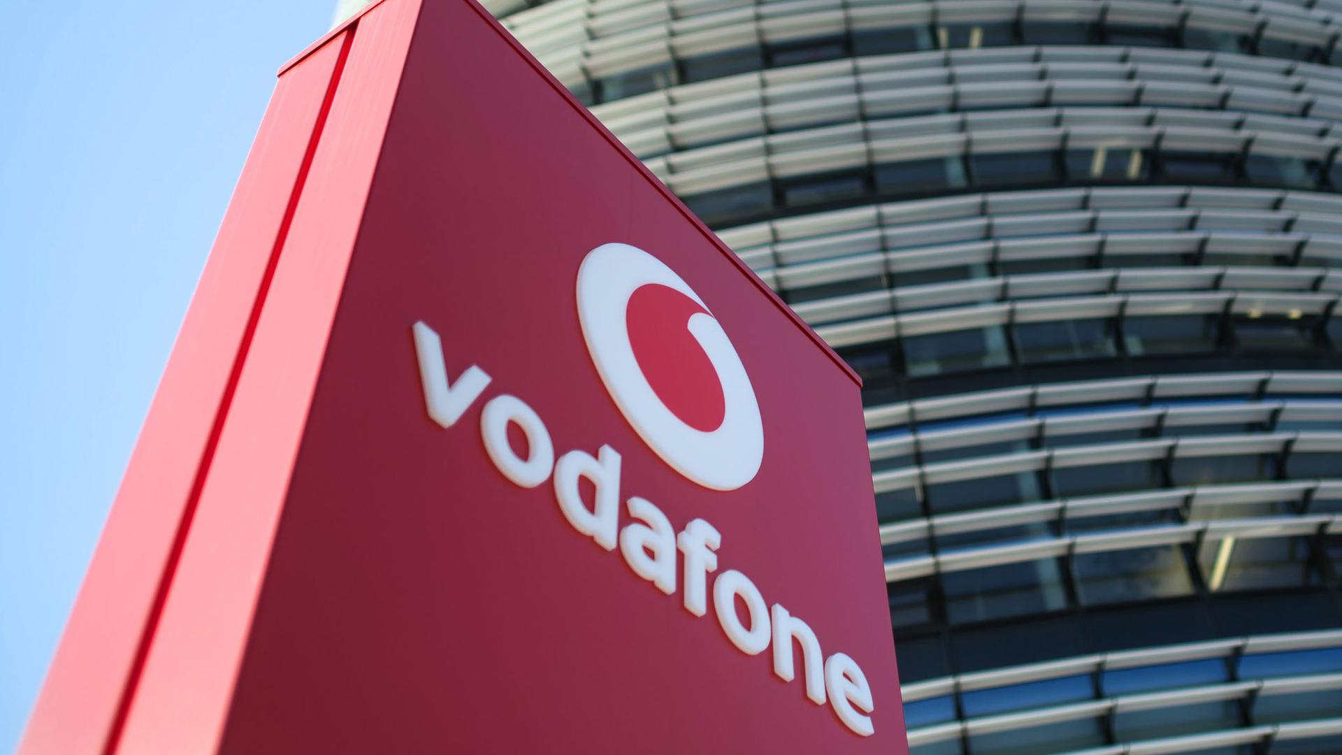Das Vodafone-Logo vor der Vodafone-Deutschland-Zentrale in Düsseldorf.