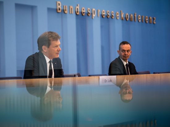 Verkehrsminister Volker Wissing (r) und Bahn-Chef Richard Lutz berichten über die Zukunft der Deutschen Bahn.