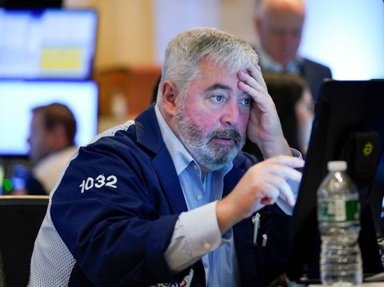 Händler arbeiten auf dem Parkett der Wall Street. Die US-Börsen schließen am letzten Tag im Juni mit einer erschreckend schwachen Halbjahresbilanz.