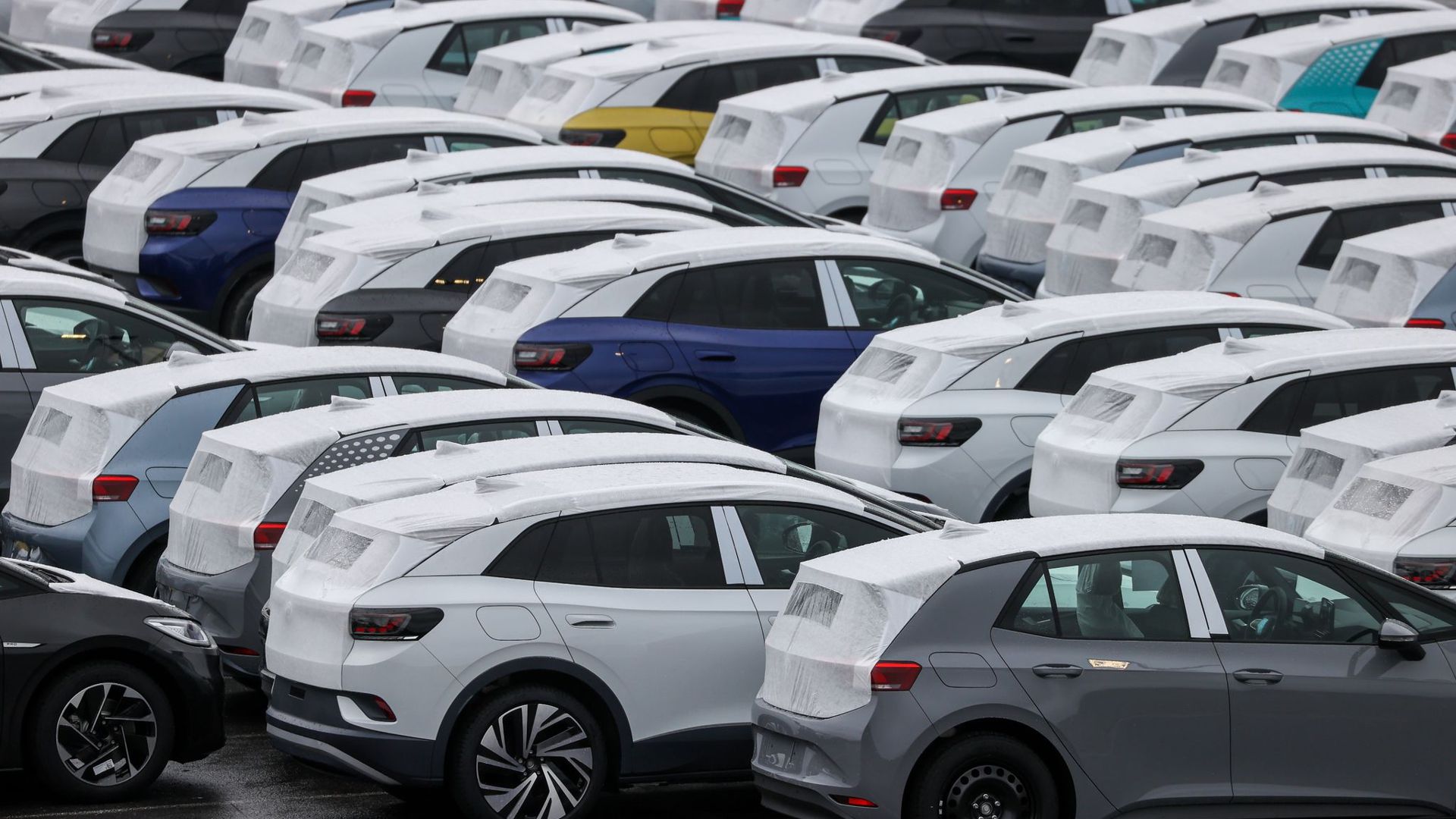 Neuwagen stehen auf einem Parkplatz im Zwickauer Volkswagen-Werk. Neuwagen bleiben auf dem deutschen Markt vorläufig knapp und teuer.