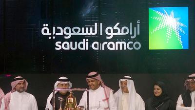 Die staatliche saudi-arabische Ölgesellschaft Aramco und Börsenbeamte feiern während der offiziellen Zeremonie, die das Debüt des Börsengangs (IPO) von Aramco an der Börse von Riad markiert.