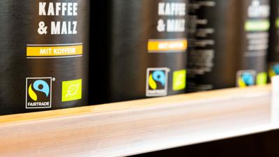 Fair gehandelter Kaffee – immer mehr Supermarktprodukte tragen das Logo für den fairen Handel.