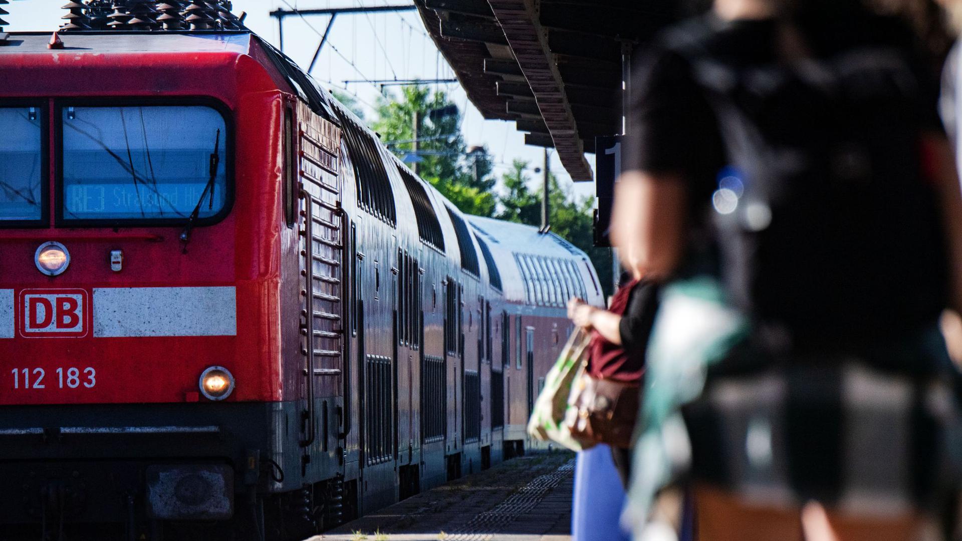 Schiene statt Straße: Im ersten Monat des vergünstigten Tickets sind mehr Menschen in Deutschland mit der Bahn gereist.