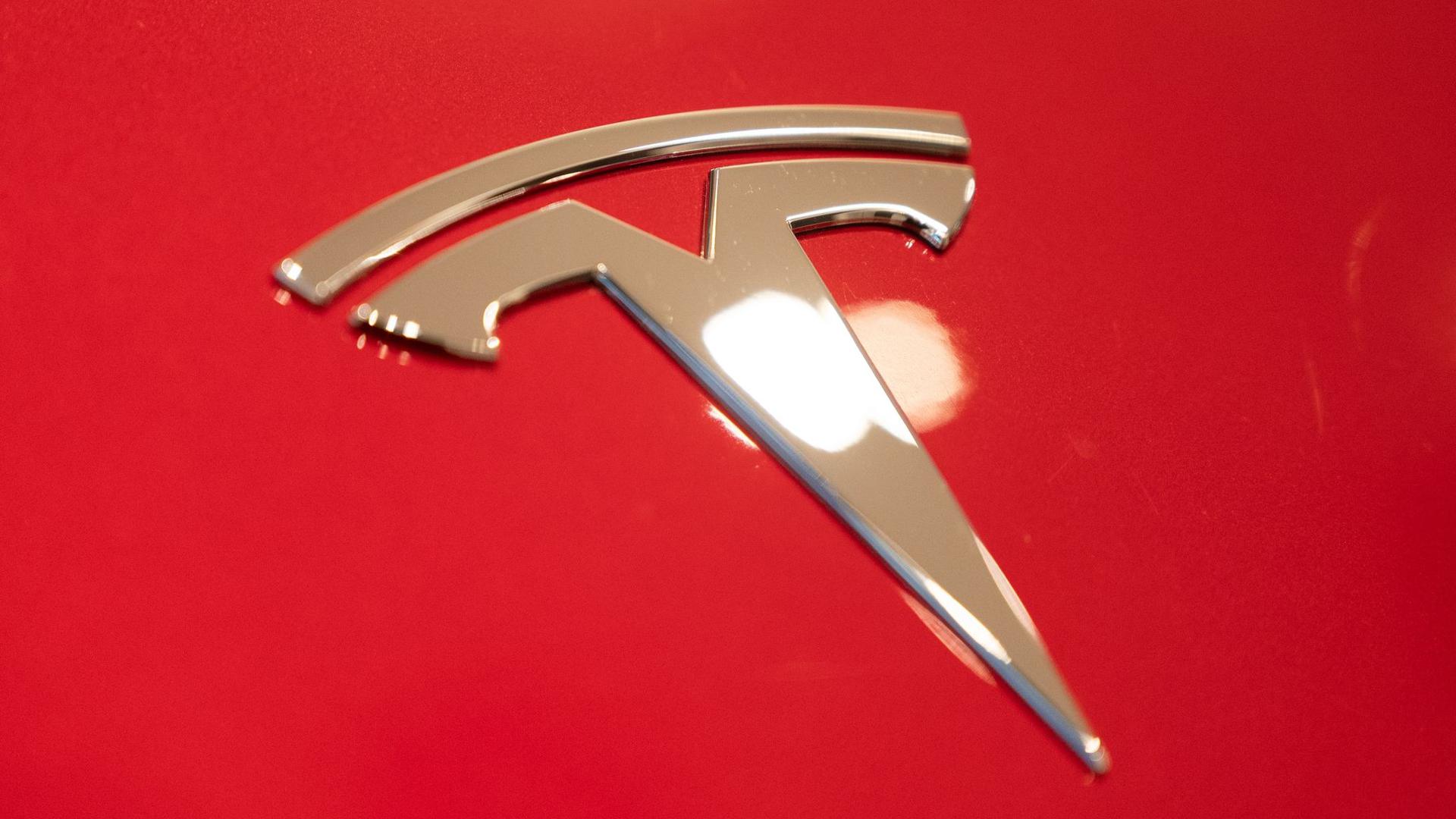 Der Bundesverband der Verbraucherzentralen wirft dem E-Auto-Hersteller Tesla irreführende Werbung zu CO2-Emissionen und mangelnde Aufklärung der Käufer beim Datenschutz vor.