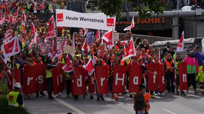 Hafen-Beschäftigte demonstrieren in der Hamburger Innenstadt.