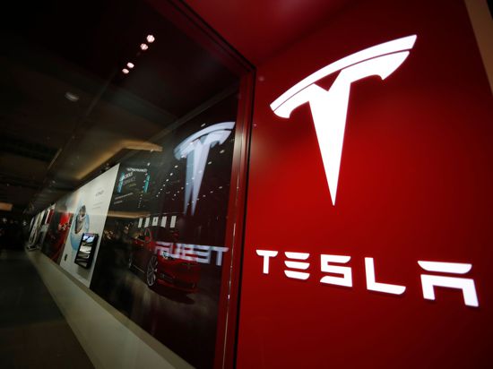 Das Tesla-Firmenlogo leuchtet in einem Einkaufszentrum in Denver.