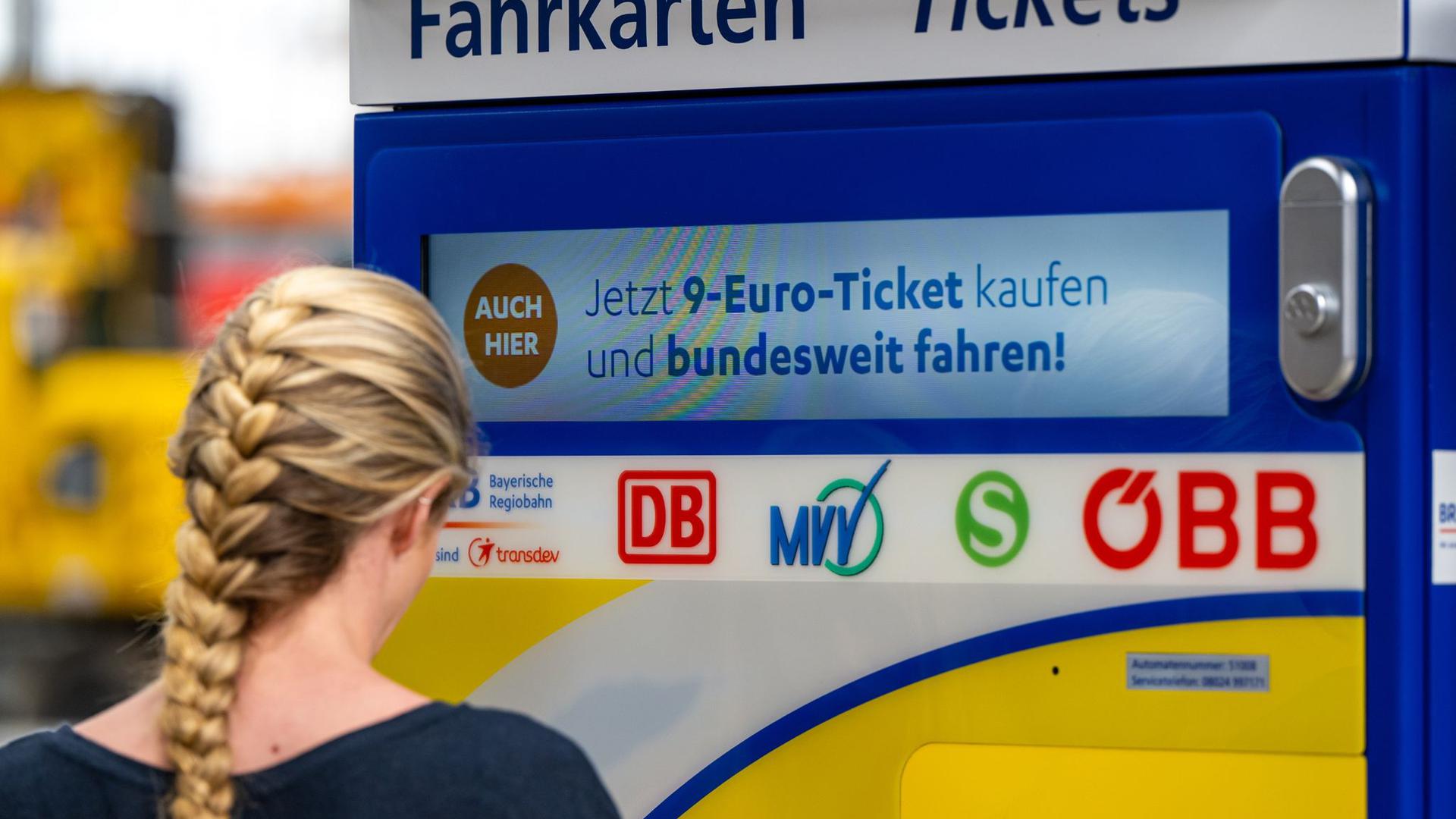 Werbung für das 9-Euro-Ticket an einem Automaten.