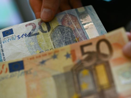 Die Bundesbank präsentiert gefälschte 20-Euro- und 50-Euro-Geldscheine. Im Juli 2021 hatte die Polizei eine Fälscherwerkstatt in Köln ausgehoben und rund 600 fertige Fälschungen gefunden.