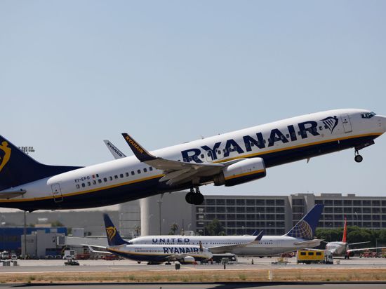 Eine Ryanair-Maschine hebt auf dem Flughafen Palma ab.