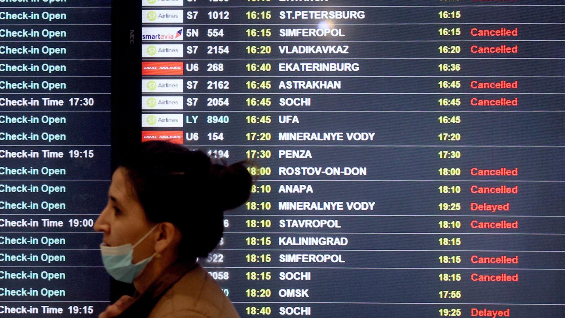 Auf einer Anzeigetafel am internationalen Flughafen Domodedowo sind zahlreiche gestrichene Flüge zu sehen.
