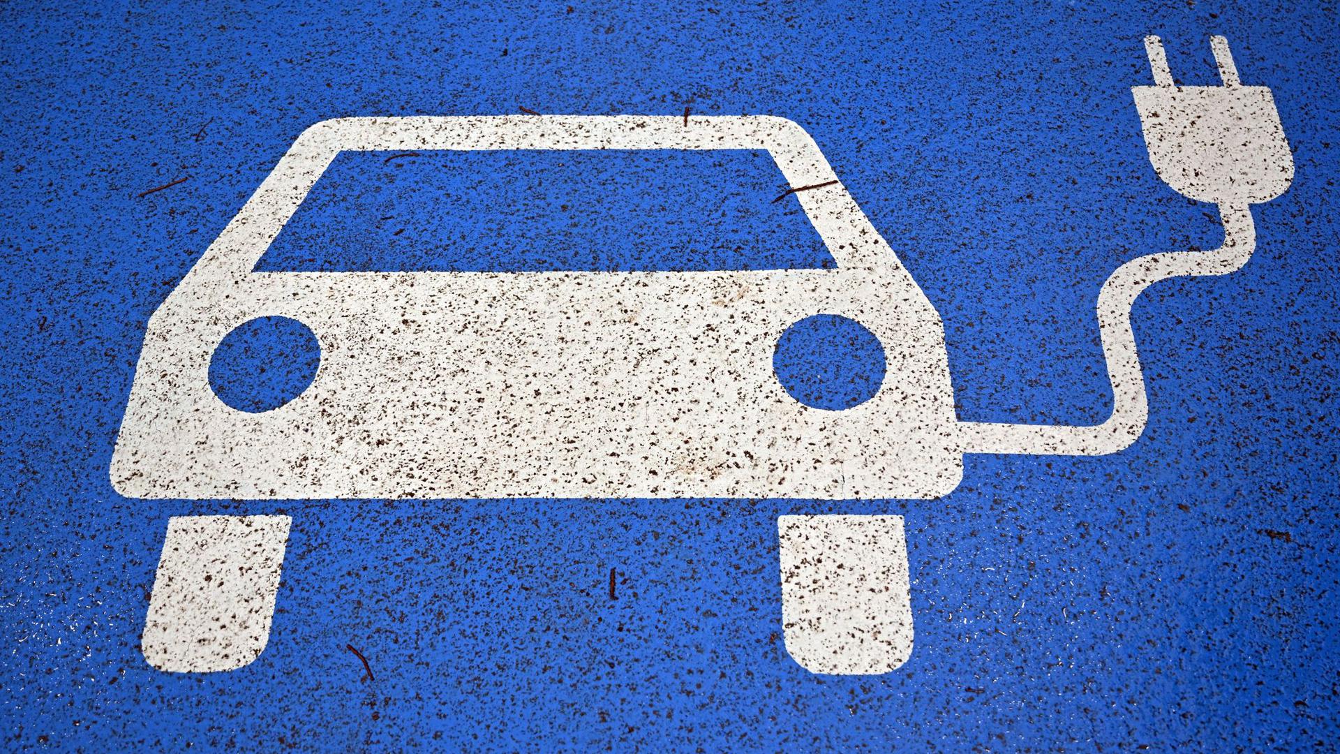 Ein Piktogramm zeigt ein E-Auto: Käufer von Elektroautos sollen künftig weniger Unterstützung vom Staat bekommen.