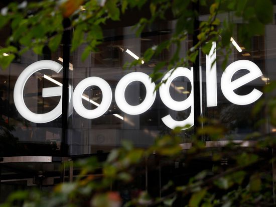 Das Google-Logo am Granary Square in London.