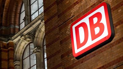 Das Logo der Deutschen Bahn (DB) vor dem Bremer Hauptbahnhof.