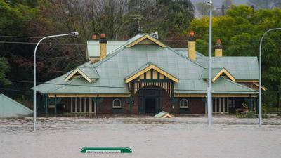 Ein Gebäude in Australien steht nach starken Regenfällen unter Wasser.