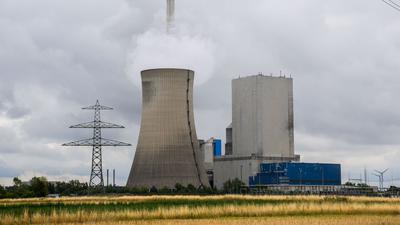 Rauch steigt aus dem Kühlturm vom Kraftwerk Mehrum im Landkreis Peine. Eine neue Verordnung sieht vor, dass Steinkohlekraftwerke aus der sogenannten Netzreserve wieder in Betrieb gehen können, um Erdgas einzusparen.