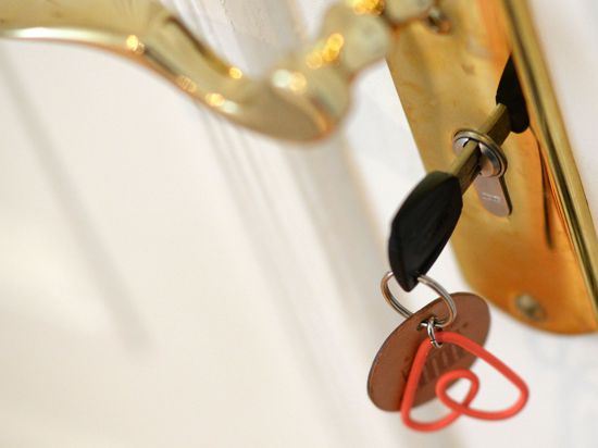 Ein Schlüssel steckt im Schloss einer Airbnb-Ferienwohnung.