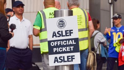 Mitglieder der Lokführergewerkschaft Aslef (Associated Society of Locomotive Engineers and Firemen) streiken vor der Paddington Station.