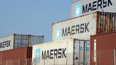 Container des Schifffahrtskonzerns Maersk stehen gestapelt im Tema-Hafen in Accra (Ghana).