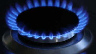 Eine Gasflamme brennt auf einem Küchenherd: Der Preis für europäisches Gas geht wieder zurück.