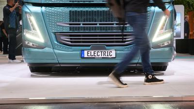 Ein Elektro-LKW steht auf der Internationalen Automobil-Ausstellung IAA Transportation für Nutzfahrzeuge in der Messe Hannover auf dem Stand von Volvo.