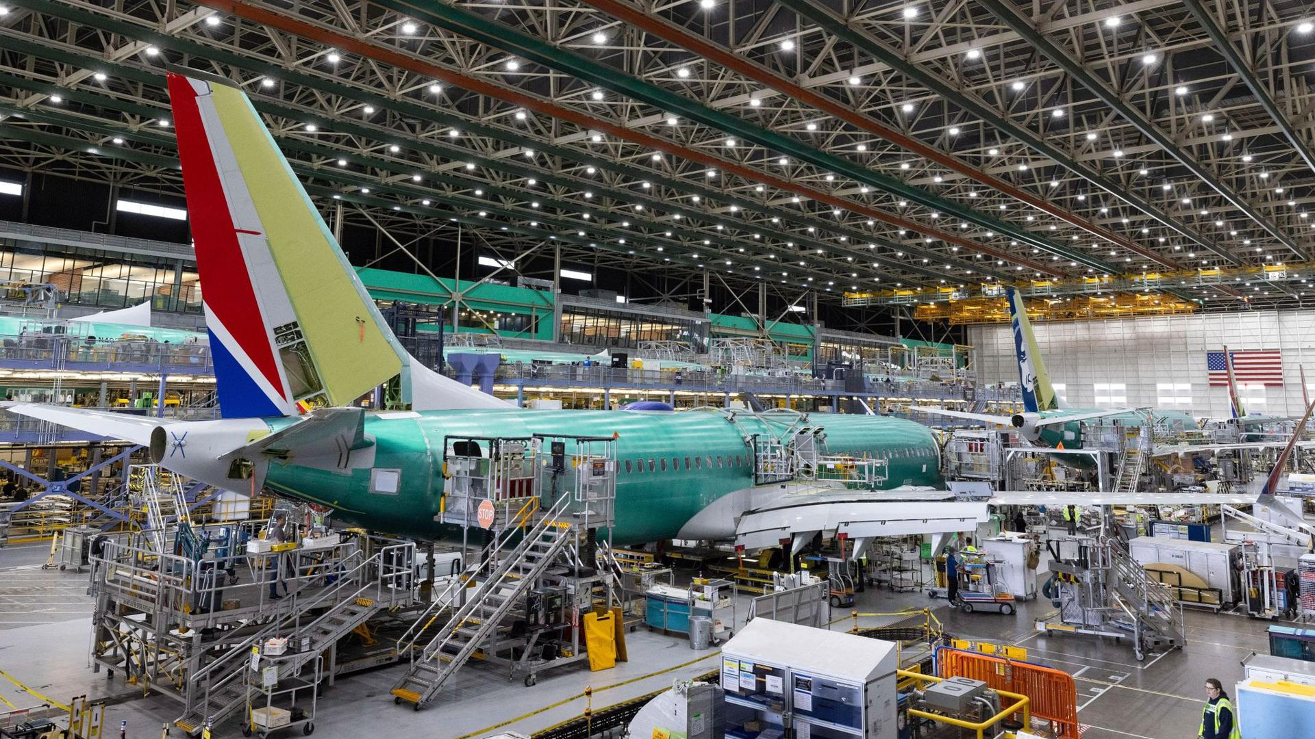 Boeing-Mitarbeiter arbeiten an der Endmontagelinie der 737 MAX im Boeing-Werk in den USA.