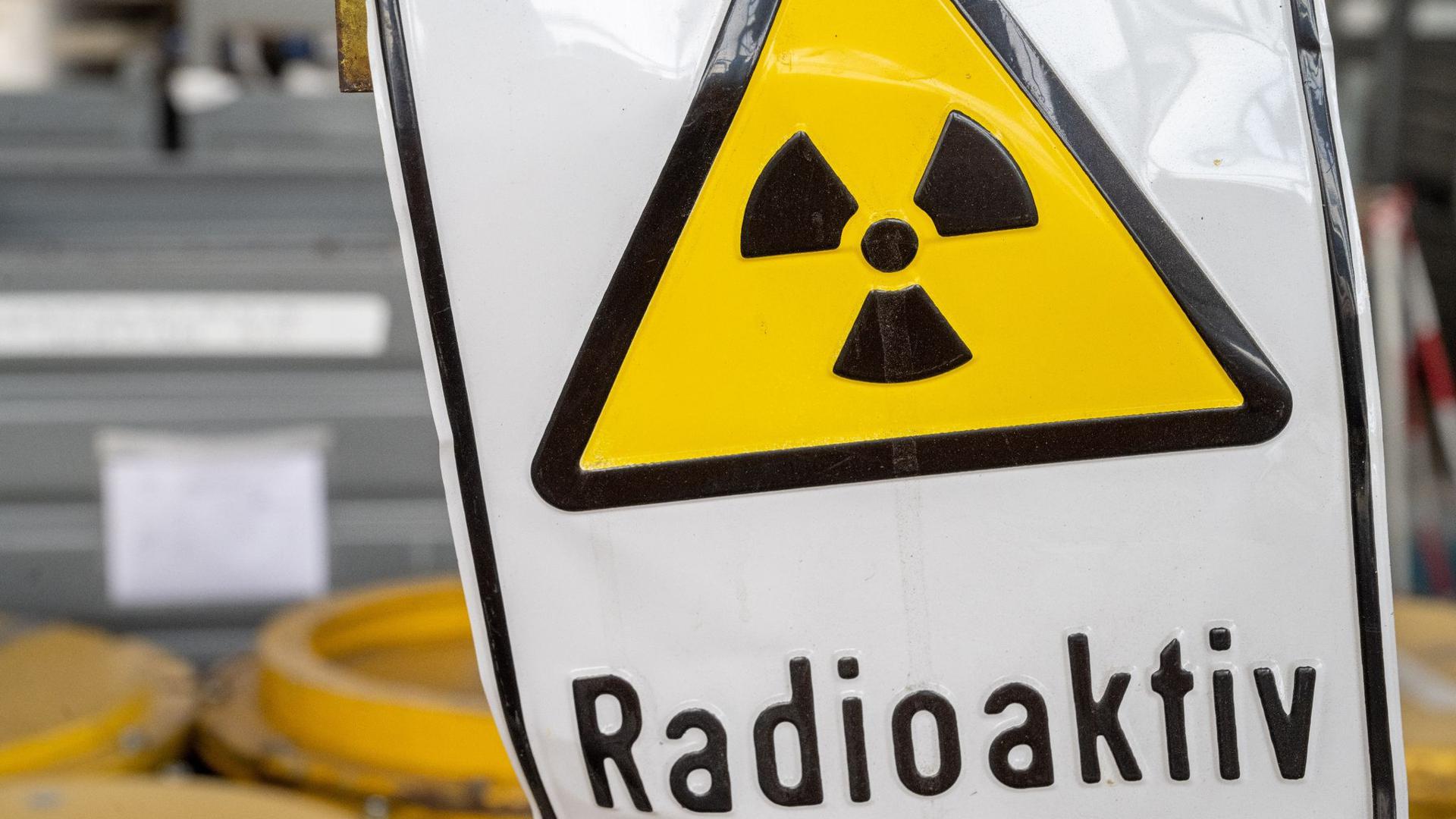 Ein Warnschild mit der Aufschrift „Radioaktiv“ steht in Block 3 des Kernkraftwerks „Bruno Leuschner“ in Lubmin.
